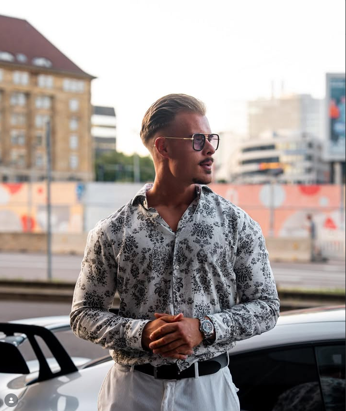 Florian Hein in Freizeitkleidung in der Stadt